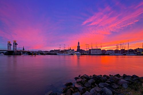 Kampen tijdens paarse rode zonsondergang 