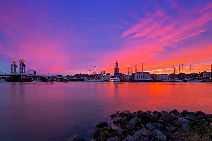 Kampen tijdens paarse rode zonsondergang  van Anton de Zeeuw