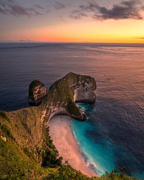 Kelingking Beach bei Sonnenuntergang | Bali von Ewold Kooistra