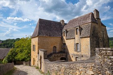 Straße mit altem Kalksteinhaus im Departement Dordogne von ChrisWillemsen