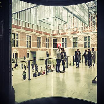 Bezoekers in het Stedelijk Museum in Amsterdam die een selfie maken. van Elmar Keijzer