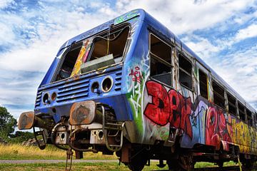 Verlaten grafitti trein. van Wim Jacobs