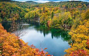 Plitvice Seen mit Wasserfall im Herbst, Kroatien