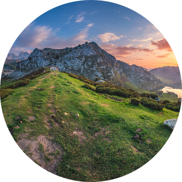 Asturias bergmeer Panorama Picos de Europa van Jean Claude Castor