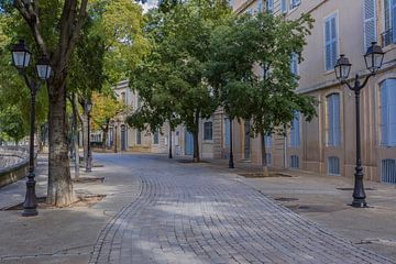 Straatje in Nîmes, Provence, Frankrijk van Maarten Hoek