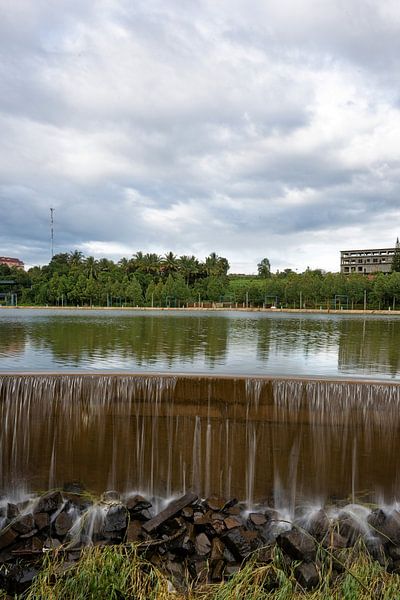 Stille und Spiegelungen auf dem See von Saen Monourom von Frank Photos