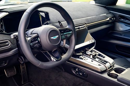 Het dashboard van de Aston Martin Vanquish-sportwagen