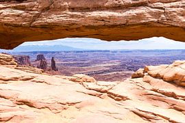 Blick auf den Mesa Arch im Canyon Lands National Park in Amerika von Linda Schouw