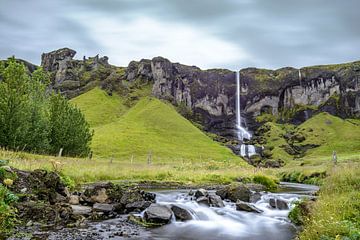 Waterval in een kreek in IJsland met lange belichting