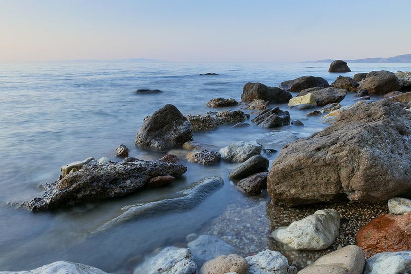 gekleurde rotsten in de zee bij zonsondergang van Eline Oostingh
