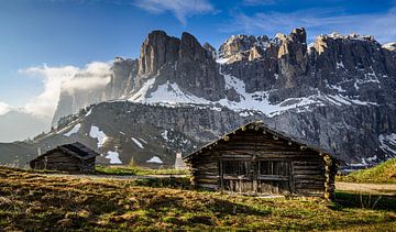 Houten hut bij de Grödner Joch van Michael Blankennagel