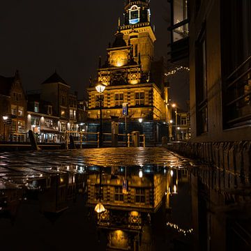 De Waag in Alkmaar bij avond van Wim Steensma