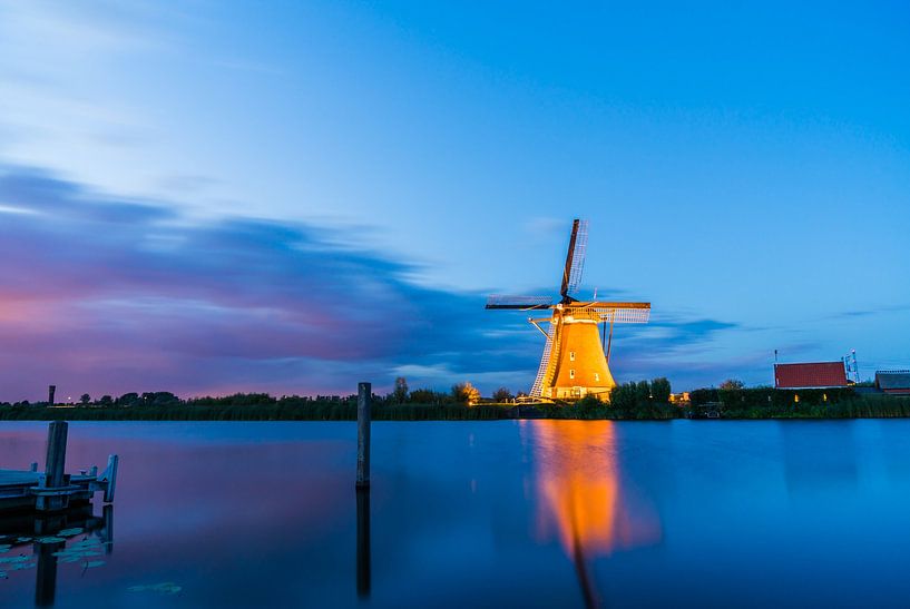 Illuminated windmill kinderdijk by Hendrik Karremans