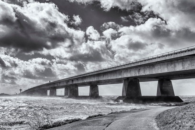 Ketelbrug die Oostelijk Flevoland verbindt met de Noordoostpolder in Nederland in een zware voorjaar van Sjoerd van der Wal Fotografie