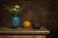 Stilleben mit Blumen, Zitrone und Feige