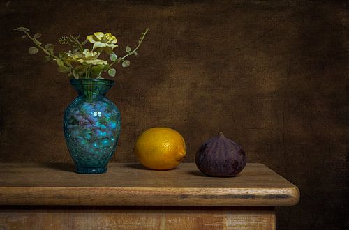 Stilleven met een bloemenvaasje, citroen en vijg