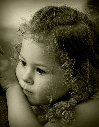 Kijkend meisje, verlegen en nieuwsgierig tegelijk