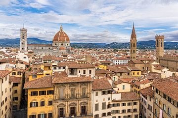 View over the old town of Florence in Italy by Rico Ködder