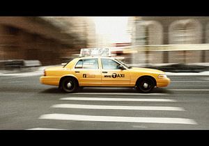 Taxi jaune en excès de vitesse sur jody ferron