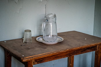 Vergeten glas en waterkan