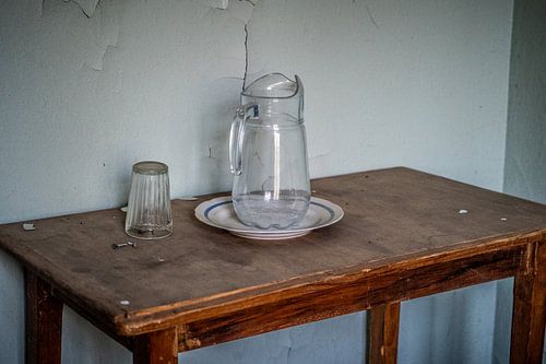 Vergeten glas en waterkan