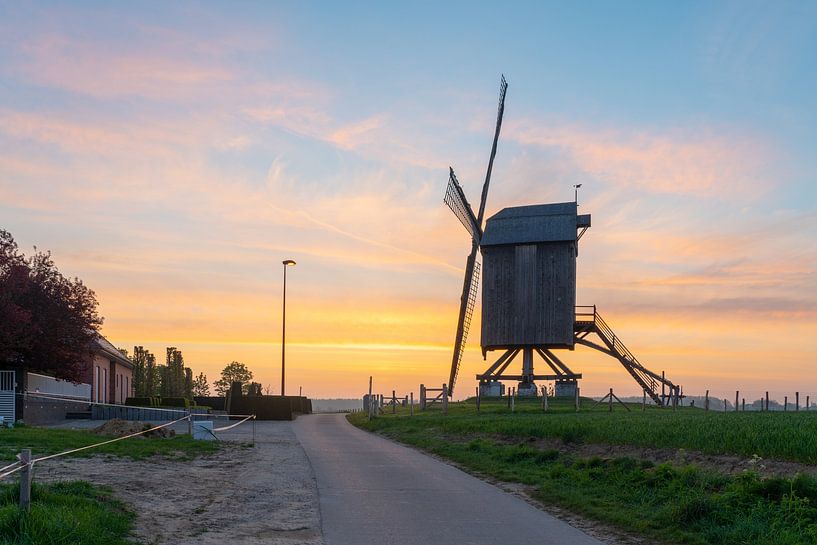 De Windekemolen in de ochtend. van Marcel Derweduwen