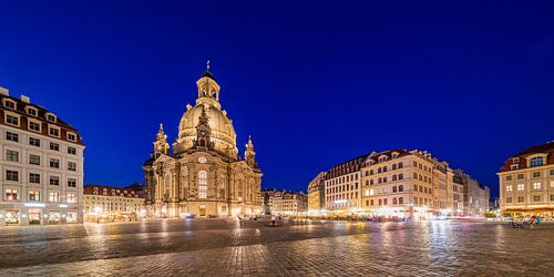 Frauenkirche aan de Neumarkt in Dresden bij avond