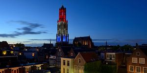 Stadsgezicht met rood-wit-blauwe Domtoren in Utrecht van Donker Utrecht