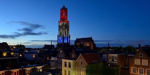 Vue de la ville avec la tour Dom rouge-blanc-bleu à Utrecht