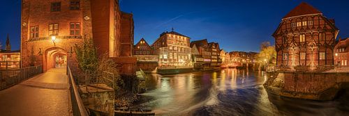 De oude binnenstad van Lüneburg in de avond.