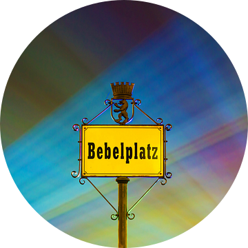 Straatnaambord op de Berlijnse Bebelplatz met kleurrijke lichtbundels van Frank Herrmann