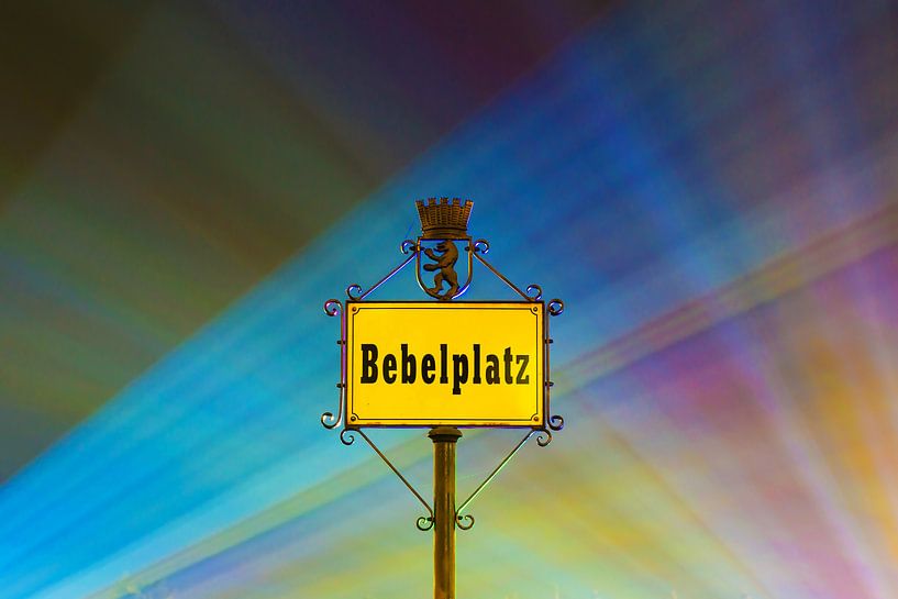 Strassenschild am Berliner Bebelplatz mit bunten Lichtstrahlen von Frank Herrmann