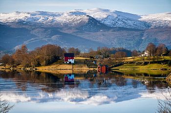 Magnifique paysage de Dimnøya avec les Alpes Sunnmøre en arrière-plan