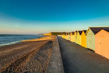 Avondwandeling op het strand in het mooie Normandië bij Saint-Aubin-Sur-Mer - Frankrijk van Oliver Hlavaty