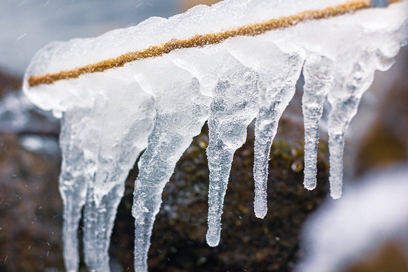 Ijspegels op een koude winterdag van JWB Fotografie