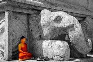 Sculpture d'éléphant et de petit bouddha
