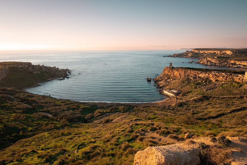 Wunderschöner Sonnenuntergang an der Ghajn Tuffieha Bay in Malta von Ylenia Di Pietra