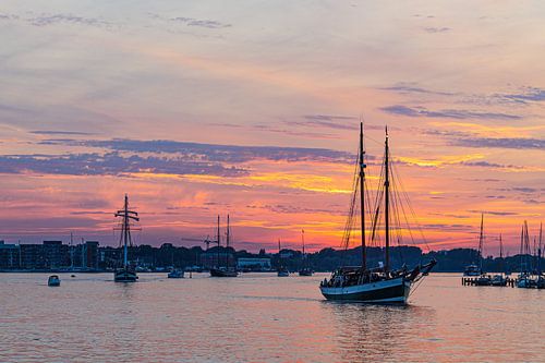 Zeilschepen op de Warnow bij zonsondergang tijdens de Hans van Rico Ködder