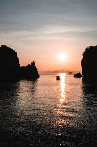 Coucher de soleil dans la baie d'Ha Long, Vietnam