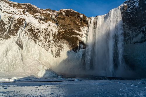 Gedeeltelijk bevroren  Skógafoss waterval