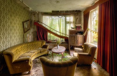 Baufälliges Wohnzimmer. von Roman Robroek – Fotos verlassener Gebäude