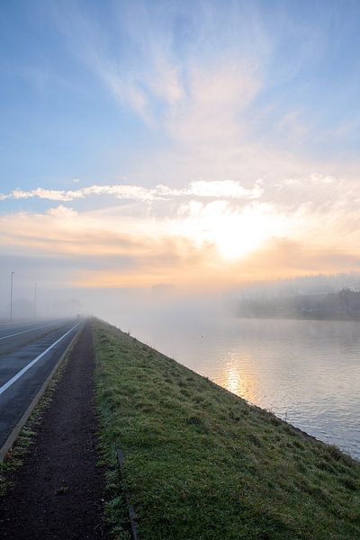 Watersportbaan met opkomende mistbanken over het water van Marcel Derweduwen