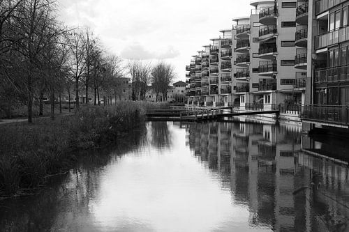 Flatgebouw aan het water