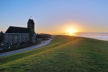 Kerkje van Wierum aan de Waddenzee bij zonsondergang van Eye on You