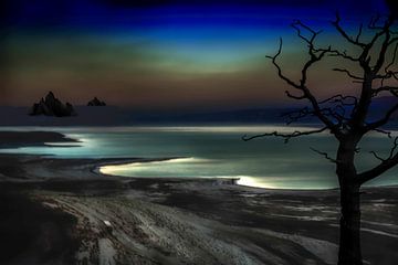 De dode zee in Israël bij nacht met zijn mystieke kleuren