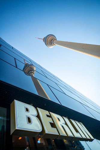 Fernsehturm Berlin mit Schriftzug von Alexander Baumann