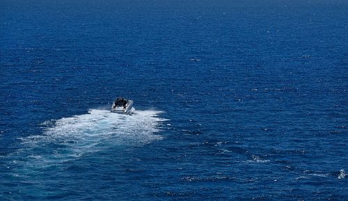 Un bateau à moteur quitte le port de Nice, France