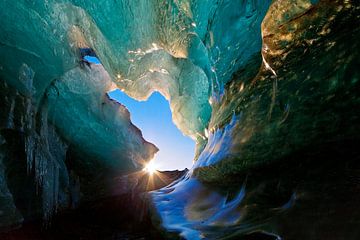 Grotte de glace dans un glacier en Islande sur Anton de Zeeuw