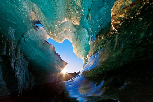 Eishöhle in einem Gletscher in Island