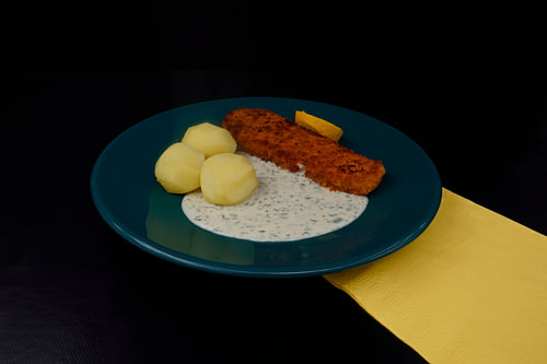 Gepaneerde koolvisfilet met aardappelen en dillesaus